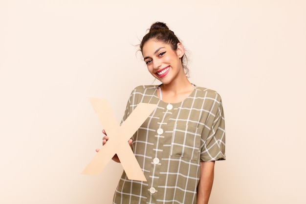 Задоволені клієнти тримають вишиті речі